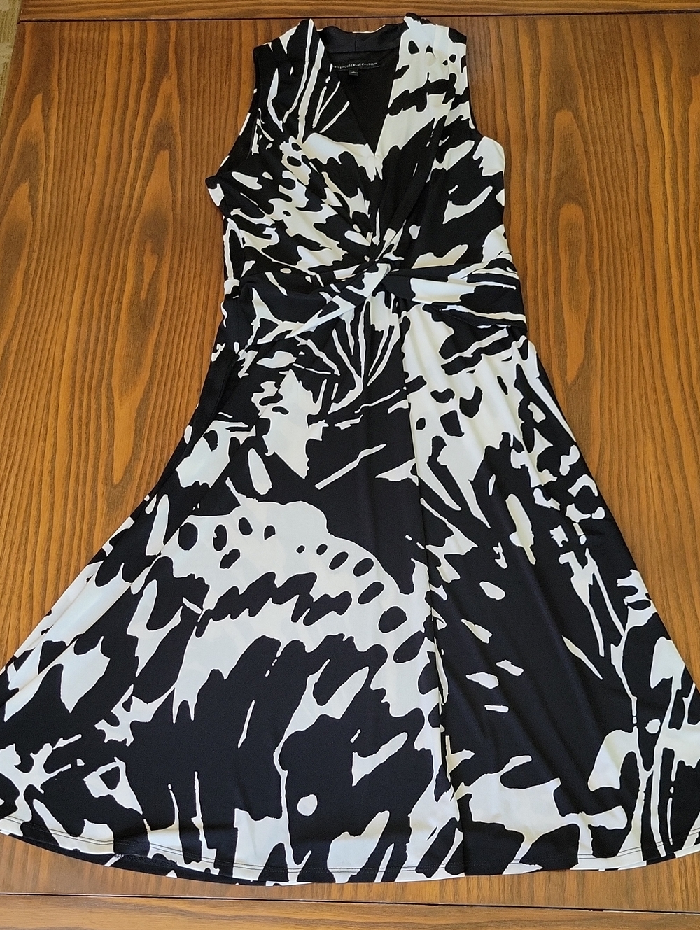 White House Black Market Black & White Twist-Detail Midi Dress | Size: 6